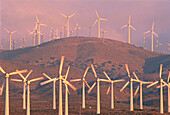 Windturbinen im Dunst auf einem Hügel Kalifornien, USA