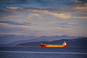 Schiff auf dem Wasser in der Nähe des Hafens, Vancouver, British Columbia, Kanada