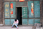 Person liest Buch im Freien, Pingyao, China