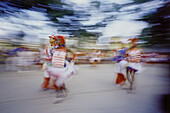 Tänzer beim Straßenfest, Havanna, Kuba
