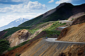 Radfahren auf kurvenreicher Straße, Denali National Park, Alaska, USA