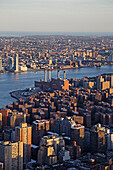 Luftaufnahme von Manhattan, East River und Brooklyn, New York City, New York, USA