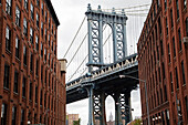 Brooklyn-Brücke mit Empire State Building von Brooklyn aus, New York City, New York, USA