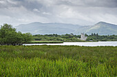 Panoramablick auf Ross Castle, Killarney Nationalpark, Grafschaft Kerry, Republik Irland