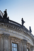 Nahaufnahme des Bode-Museums mit Statuen auf dem Dach, Berlin, Deutschland.