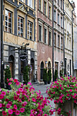 Straßenszene mit alten Gebäuden und Restaurantschild, Altstadt, Warschau, Polen.