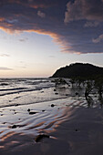 Silhouette der Küstenlinie und des Strandes am Cape Tribulation bei Sonnenaufgang im Daintree National Park, Australien