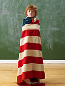 Junge in die amerikanische Flagge gewickelt