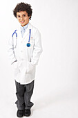 Junge als Arzt gekleidet