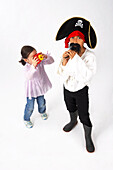 Mädchen mit als Pirat verkleideten Jungen