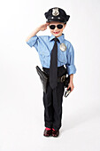 Mädchen als Polizist gekleidet