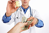 Arzt nimmt Geld entgegen