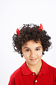 Kleiner Junge als Teufel verkleidet