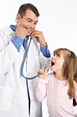 Kleines Mädchen mit Arzt