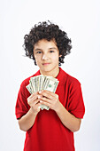 Kleiner Junge hält Geld