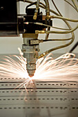 Lasermaschine schneidet Metall