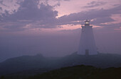 Schwalbenschwanz-Leuchtturm in der Morgendämmerung, Grand Manan Island, New Brunswick, Kanada