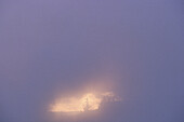 Sonnenaufgang durch Nebel, Thermalgebiet, Taupo, Nordinsel, Neuseeland