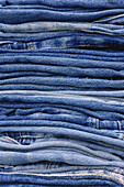 Stapel alter Jeans