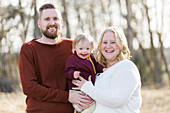 Familienporträt im Freien mit Baby mit Down-Syndrom