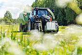 Traktor bei der Arbeit auf dem Feld an einem sonnigen Tag