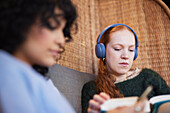 Junge Frauen lesen Bücher und studieren im Cafe