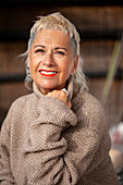 Porträt einer modischen Seniorin