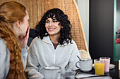 Freundinnen sitzen im Cafe