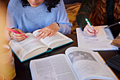 Junge Frau macht Stifte und Notizen während des Studiums