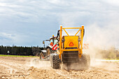 Traktor pflügt Feld in Bauernhof