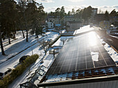 Hochformatige Ansicht von Sonnenkollektoren auf dem Dach