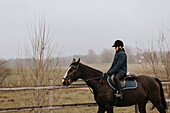 Blick auf Mädchen beim Reiten