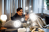Mann prüft Bitcoin-Kryptowährungskurse am Telefon