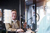 Männlicher Radiomoderator im Gespräch mit seinem Gast in einer Radiosendung oder einem Podcast