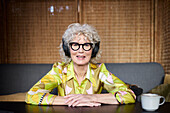 Porträt einer älteren Frau mit Kopfhörern