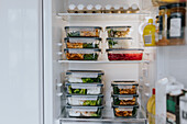 Kühlschrank gefüllt mit Brotdosen als Teil einer gesunden Mahlzeit Vorbereitung