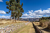 Die Landschaft der Provinz Urubamba, Blick über die Berge, und ein Hohlweg mit Steinmauern, ein Beispiel für den Baustil der Inka.