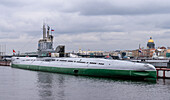 Vasilievsky Island, in der Nähe von Universitetskaya Naberezhnaya, das S-189 U-Boot-Museum, ein Schiff aus den 1950er Jahren.