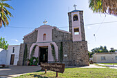 Die kleine katholische Kirche Nuestra Señora del Rosario y San Agustin in Villa San Agustin, Argentinien, geschmückt für Palmsonntag.