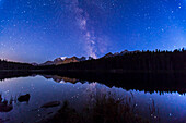 Die Milchstraße über dem Herbert Lake, Banff, Alberta, in der Nähe des Lake Louise. Mount Temple ist der gletscherbedeckte Gipfel links. Eine Einzelbelichtung von 40 Sekunden bei f/2.8 mit 16-35mm Objektiv und Canon 5D MkII bei ISO 1600. Kein Mond, und aufgenommen in der späten Dämmerung.