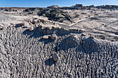 Erodierte geologische Formationen in der kargen Landschaft im Ischigualasto Provincial Park in der Provinz San Juan, Argentinien.