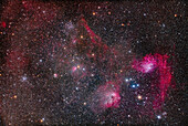 Eine Ansammlung von hellen Sternhaufen und farbenfrohen Nebeln im zentralen Auriga.