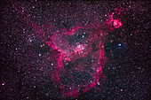 Der große Emissionsnebel IC 1805 in Kassiopeia, auch bekannt als Herznebel. Der runde Nebel oben rechts ist NGC 896. Der große lockere Sternhaufen in der Mitte ist Mel 15; der Sternhaufen links ist NGC 1027. Der kleine Haufen unter NGC 896 ist Tombaugh 4.