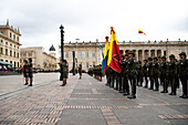 Kolumbianische Polizistinnen erweisen der Brigadegeneralin der kolumbianischen Polizei, Sandra Patricia Hernandez, bei der Übernahme des Kommandos in Bogota, Kolumbien, am 30. Juni 2023, die Ehre.