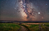 Der Kern der Milchstraße im Sternbild Schütze tief im Süden über dem Frenchman River Tal im Grasslands National Park, Saskatchewan. Dies ist vom 76 Ranch Corral aus aufgenommen. Grasslands ist ein Dark Sky Preserve.