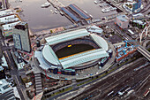 Luftaufnahme in der Abenddämmerung des Etihad Stadium in den Docklands von Melbourne, Australien