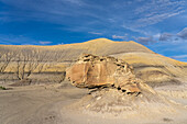 Farbenfrohe Mancos Shale-Formationen mit erodierten Sandsteinblöcken im Blue Valley. Caineville-Wüste in der Nähe von Hanksville, Utah.
