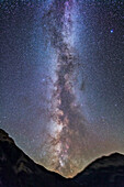 Die Milchstraße vom nördlichen Sagittarius bis zum südlichen Cygnus, über den Bergen des Waterton Lakes National Park; Alberta, 31. August 2013. Dies ist ein Stapel von 4 x 3 Minuten Aufnahmen bei f/2.8 mit dem 24mm Objektiv und der Canon 5D MkII bei ISO 1600.