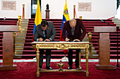 Der venezolanische Außenminister Yvan Gil (L) und der kolumbianische Außenminister Alvaro Leyva (R) unterzeichnen am 30. Juni 2023 in Bogota, Kolumbien, eine gemeinsame Erklärung über die Zusammenarbeit bei der Suche nach Personen, die an der venezolanischen Grenze vermisst werden.