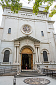 Fassade der Kathedrale des Erzengels San Rafael im neoromanischen Stil in San Rafael, Argentinien.